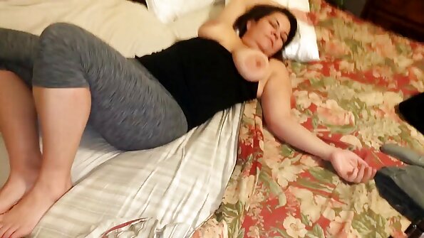 Julia Ann, Whitney Wright з лисим barra brass porno чоловіком влаштували порно втрьох.