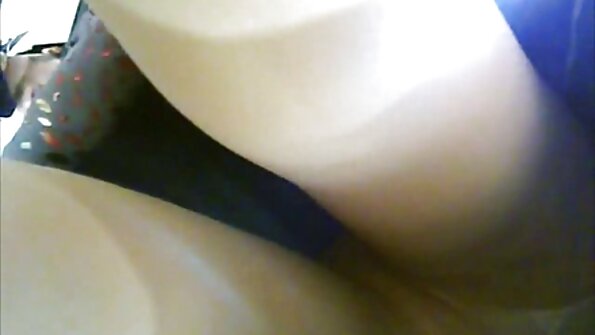 Анус і кицьку зрілої баби трахкають великими чорними членами секс и еротика сильно.