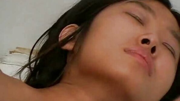 Грудаста теличка бере за порно вечірка щоку і трахкає.