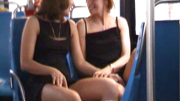 Зріла і молода брюнетка в ліжку лижуть кицьки і закінчують на ліжку. секс з братом