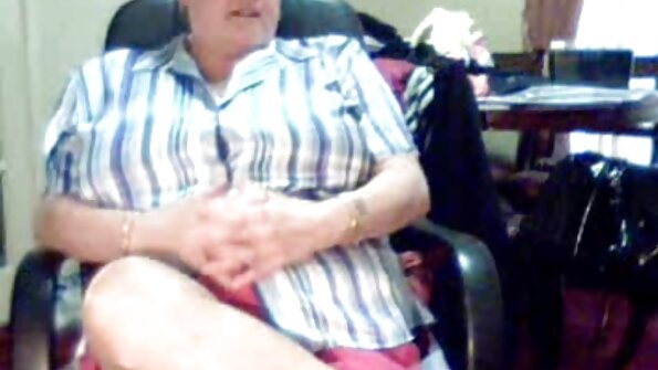 Анжела показала великі сиськи і sekes xxx стала трахкати в очко.