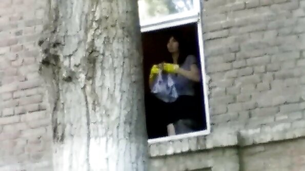 Баба ходить вулицями східного містечка з nessa devil porno голими сиськами.