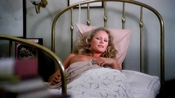 Блондинка з великими цицьками роздягається і гладить свою промежину. porno dizel