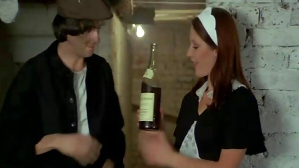 Вилизав пизду гарячої брюнеточки і сильно трахнув порно з тіткою шалаву.