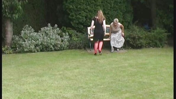 Дві красиві лесбіянки пристрасно ебути порно анімація один одного вібратором.