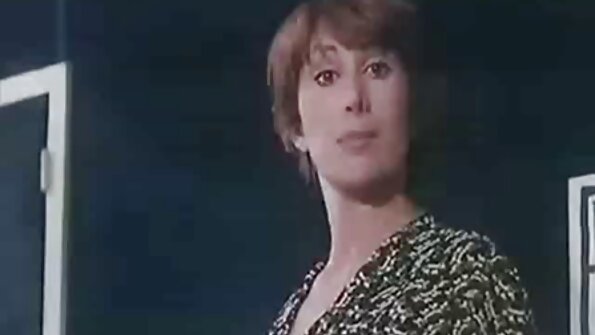 Дві лесбіяночки влаштували у ванній анальні пристрасті з jebalka net самотиком.