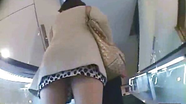 Красива македонско порно дівчина в панчохах знялася в романтичній порнусі.