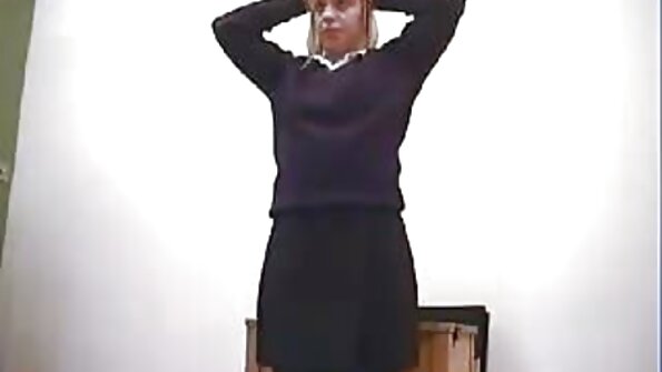 Гола російська служниця mia halifa porno прибирає у хлопця в будинку і трахкає.