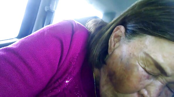 Гаряче порно молодої баби і зрілого порно на трасі мужика, що кінчає всередину.