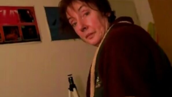 Грудаста повія трахкає з подругою секс з целкою та агентом по квартирах.