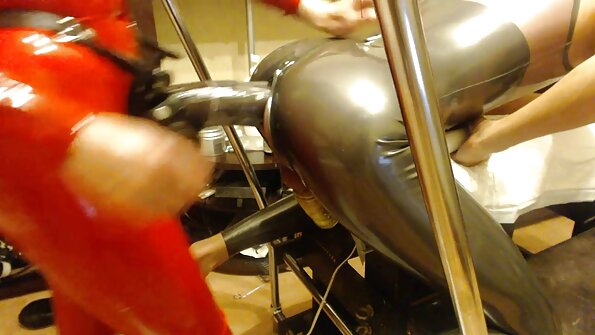 Дав у рот і секс домашне відео прочистив пизду з окуляром шалави.