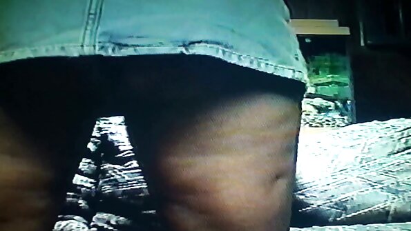 Дівчина porno vidio грає з вібратором і кінчає на шкіряному дивані.