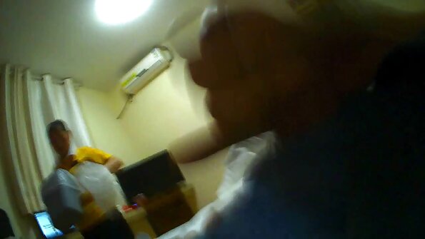 Спекотна жінка роздягається на камеру домашні порно фото і позує з витягнутими ногами.