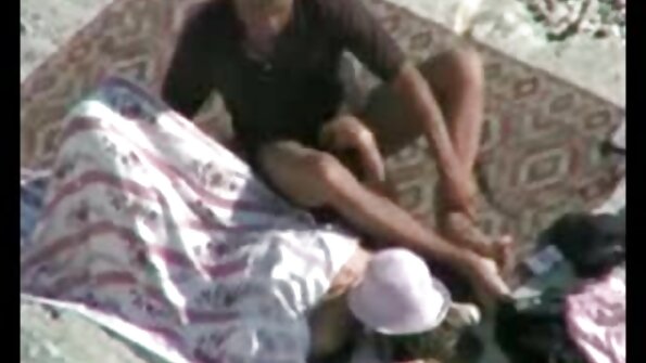 Зріла леді віртуозно працює мовою під час орального порно з сексу.