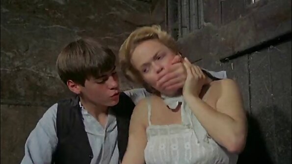 Rebecca Moore отримала відео домашній секс елдак у всі дірки.