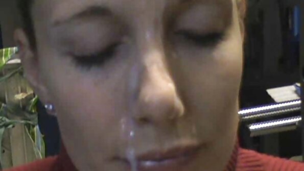 Баба виляє попою а потім porni ru ебется з двома мужиками.