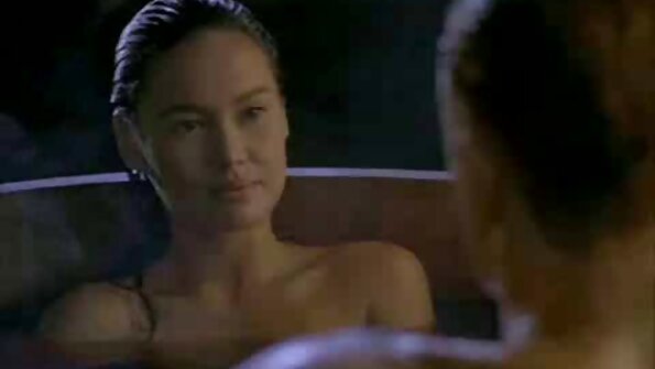 Баби заглянули під спідницю шотландцю і стали смоктати порно з вагітними член утрьох.