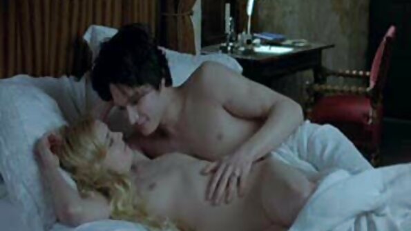 Балакучі блондинки лесбіянки активно домашнє порно працюють язичками в ліжку