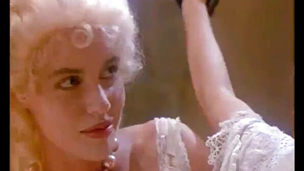 Видатне анальне порно porno film 2019 з красивою молодою бабою біля басейну.