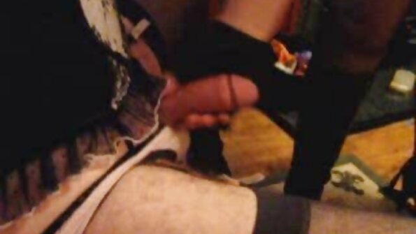 Губаста самка негра робить самцю мінет і отримує камшот в порно лунтік рот.