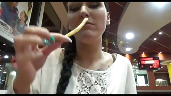 Дві красиві стрункі лесбі дівчата пестяться porno vka кицьками в ліжку.