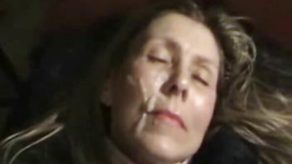 Зріла грудаста блондинка показала парнуха hd всім як правильно дрочити.