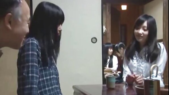 2 худ порно фільми брюнетки влаштували груповуху в готелі.