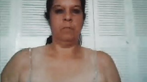 Дівчина на даху грала зі шлангом і красиво трахкала з хлопцем. erotikaporno