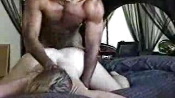 Дівчина з голою попкою позує порно з вагітною в панчохах, коли гладить речі праскою.