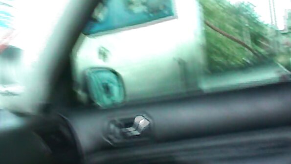 Блондинка зустріла бомжа на вулиці і була трахнута чорним порноуа хуем.