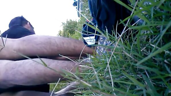 Блондинка нахилилася раком і хоче королівської еблі на erotika online ліжку.