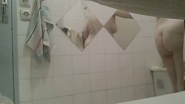 Брюнетка в трусиках позує на пляжі і 666 porno трахкає в номері.