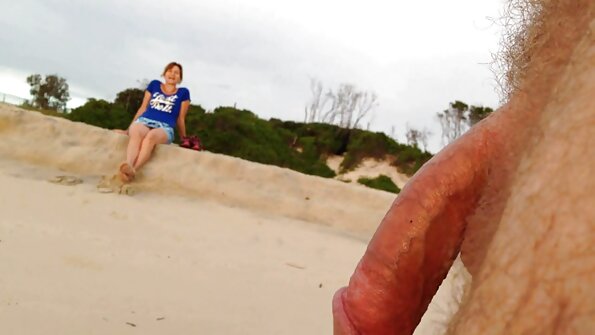 У ванній розносяться стогони ruskiporno лесбіянок, що трахаються, з мокрими кицьками.