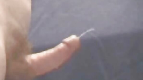 Зухвалому мужику porno ru довелося лизати ніжки двох підпитих теличок.