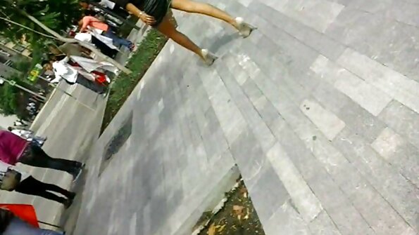 Гаряча порно фільми на руском брюнетка з величезними кулями підставила пизду в готелі.