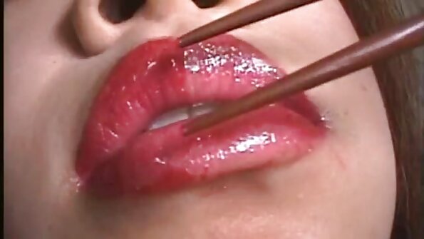 Алекс Грей дрочить кицьку на столі і бігає голою по циганки порно лужку.