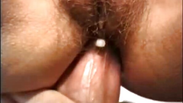 Блондинка в зелених шортиках смокче хуй хлопця porno toalet і трахкає.