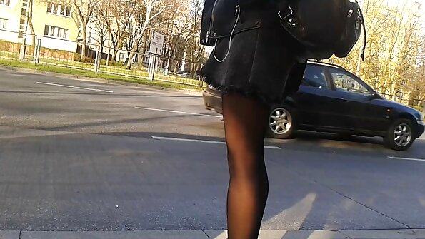 Жорстка блондинка не barba porno знімає окуляри коли смокче хуй і ебется в анус.