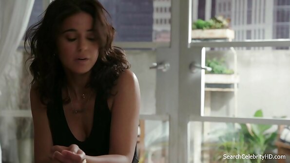 Зріла дама сама себе рускепорно трахає секс іграшкою в кицьку на рак гола.