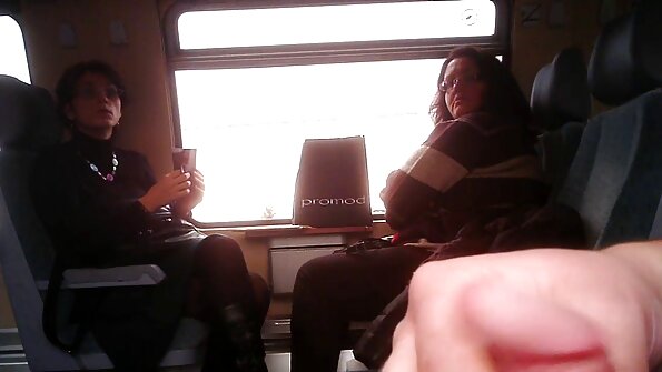 Красива порно фільм на русском блондинка прикольно закінчує під час траху з азіатом.