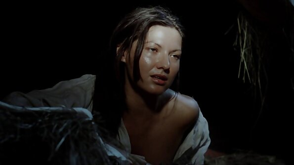 Баба трахкає перший раз порнокомікс з лесбіянкою, лиже її кицьку і сиськи.