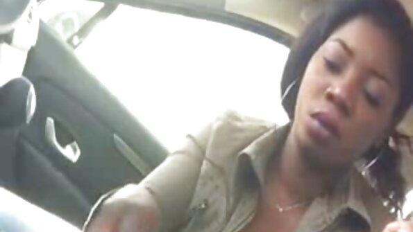 Брюнетка з натуральними дойками секс дівчат обожнює еблю між сисек.