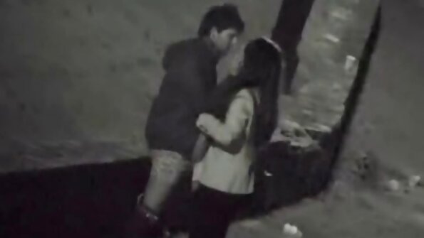 Відео жаркий секс x art seks у всі щілини блондинки з спітнілими хлопцями.