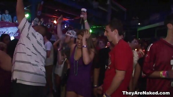 Висока і худа pornosveta anal дівчина трахатиметься в тугу попку з хлопцем.