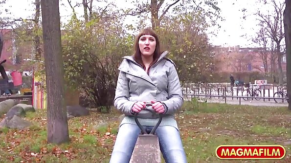 Грудаста бізнес леді одягла patty michova porno панчохи і трахкає з ебарем.