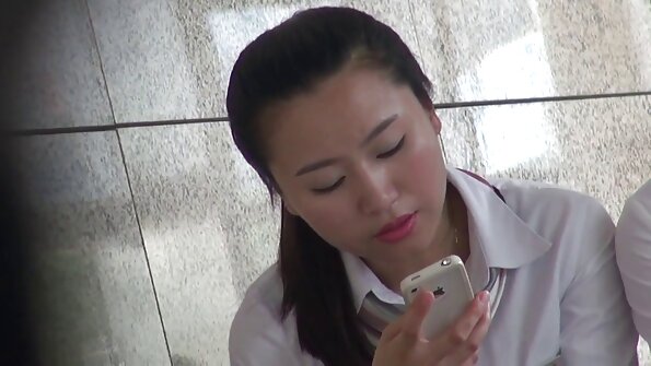 Навіть коли телицю ебут у очко красиве порно відео вона не випускає з рук джойстик.