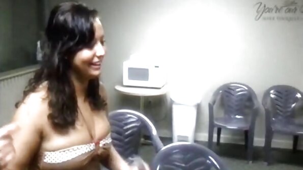 Два хлопці дали порно у гінеколога посмоктати члени довгоногої сучці і поимели бабу.