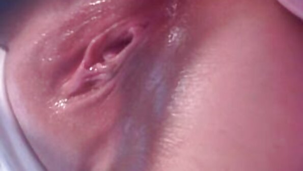 Дві жирні голі баби з великими буферами влаштували лесбі порно з животними порно.