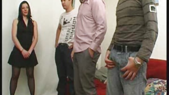 Дві порно мама і син лезбіянки закінчують по черзі в кріслах.