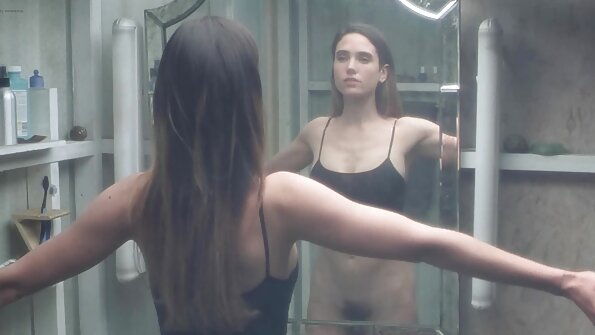 Дівчина в кріслі красиво трахнута хлопцем lezbiyanka